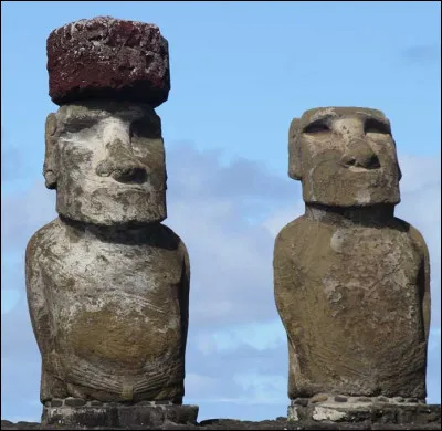 Quel nom donne-t-on aux statues de l'île de Pâques ?