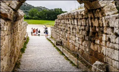 Pour les Jeux olympiques, une piste d’athlétisme doit comporter combien de couloirs au minimum ?