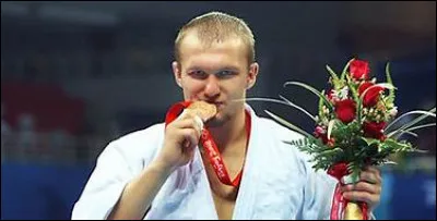 De quel pays venait le dernier adversaire pendant les JO qui ont fait de lui le plus jeune champion des JO ?