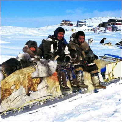 Quel accessoire de protection, dont des prototypes &eacute;taient d&eacute;j&agrave; port&eacute;s par les Inuits pendant la Pr&eacute;histoire, est indispensable pour les personnes souffrant d�achromatopsie ?