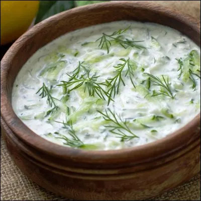 Quel plat de la gastronomie grecque est fait &agrave; base de yaourt et de concombre ?