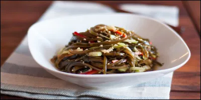 Algue brune souvent utilisée dans la cuisine japonaise :