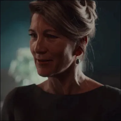 Comment s'appelle la directrice de l'école ?