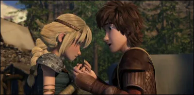 Le tout premier bijou qu'Harold offre à Astrid est une bague.