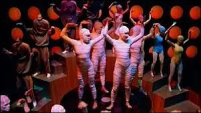 Combien de fois la phrase "Around the world" est-elle prononcée dans la chanson du même nom, version album paru en 1997 ?