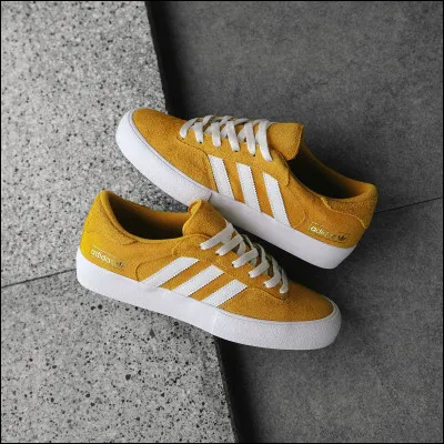 Je marche dans la rue, je suis sur Snapchat, je tombe par terre et me casse les 2 jambes. Que fais-tu ?