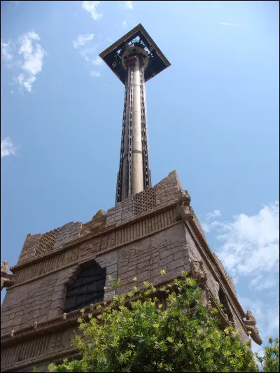 Hurakan Condor et une attraction d'Europa Park.