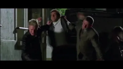 Où la bande de braqueurs va-t-elle jeter Émilien après l'avoir surpris ?