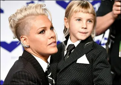 Qui a chanté "Cover Me in Sunshine" ?