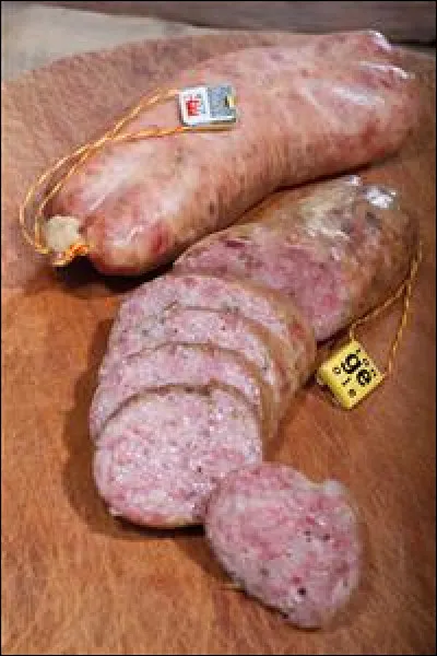 Quelle épice trouve-t-on dans la longeôle, saucisse originaire du Chablais ?