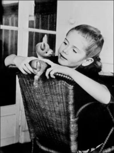 Quelle petite fille de 8 ans étonna la France par ses recueils de poèmes dans les années 50 ?