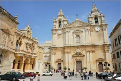 Dans quel pays d'Europe devrez-vous aller pour voir cette cathédrale baroque ?