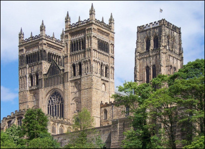 Où dois-je aller pour voir cette cathédrale construite à partir de la fin du XIe siècle et dont les voûtes marquent une transition entre l'arc roman et les ogives gothiques ?