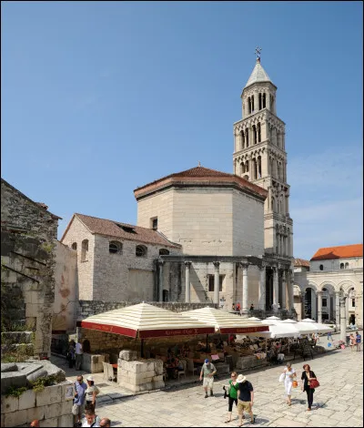 Où devrez-vous aller pour voir cette cathédrale édifiée autour du mausolée de l'empereur romain Dioclétien ?