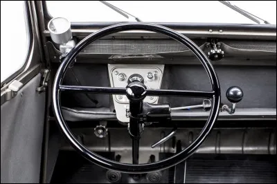 Dans le genre minimaliste, on peut guère faire mieux. Quel le nom de cette voiture des années 50 qui possède ce tableau de bord ?
