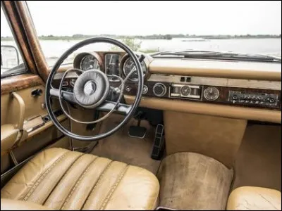 Et pour finir, dans le genre cossus, cette belle limousine des années 70 est une...