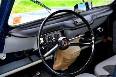 Allez-vous retrouver maintenant le nom de cette voiture populaire française des années 60 ayant ce tableau de bord ?
