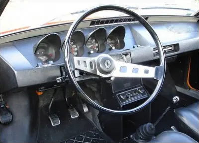 Quel est le nom de cette voiture possédant ce tableau de bord des années 70 caractéristique avec ses quatre compteurs avec casquette ?