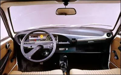 C'est une mutation pour l'époque avec ce tachymètre à disque tournant doté d'une loupe. Dans quelle voiture trouvait-on ce tableau de bord futuriste ?