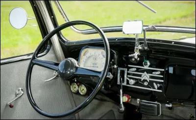 Pas jeune la caisse. Quelle est cette auto des années 40 qui permettait d'ouvrir le pare-brise avec une molette ?