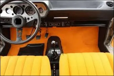 Très datée avec cet orange des années 70-80. Quelle est cette auto française ?