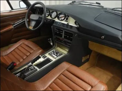 "2001, l'Odyssée de l'espace" n'est pas loin avec ces sièges futuriste. Quelle est cette voiture possédant ce tableau de bord équipé d'un modèle luxueux ?