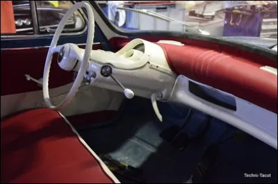 On se croirait presque dans une soucoupe volante. Quel modèle français des années 60 est équipé de ce tableau de bord ?