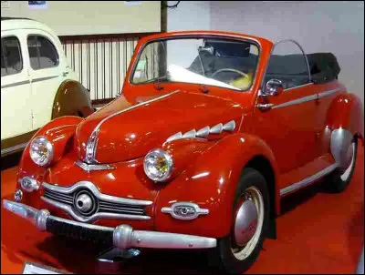 Cette auto est une Panhard Dyane 4 .