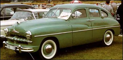 Cette auto est une Ford Vedette.