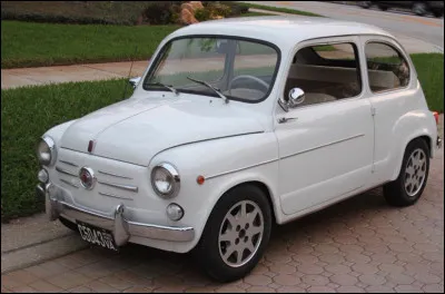 Cette auto est une Fiat 500.