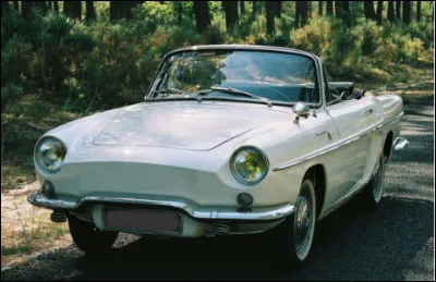 Cette auto est une Renault Frégate.