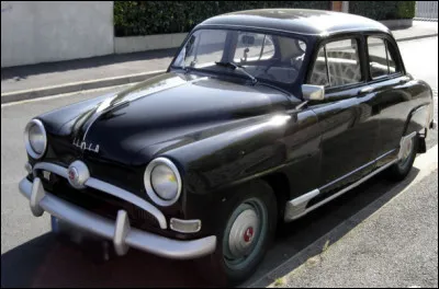Cette auto est une SIMCA Ariane.