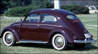 Cette auto est une Volkswagen Coccinelle.