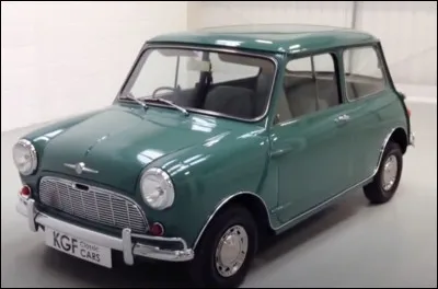Cette auto est une Morris Mini Minor 850.