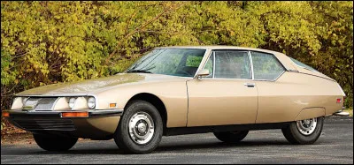 Cette auto est une Citroën DS 21.