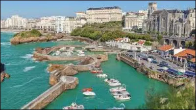 Quelle est cette ville prisée des surfeurs pour ses grandes plages et ses écoles de surf ?