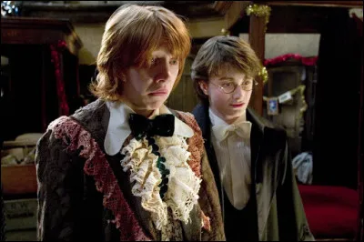 Quand Ron a reçu sa robe de bal, dans Harry Potter 4, à qui pensait-il qu’elle appartenait ?