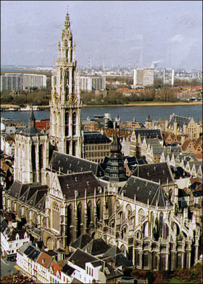 Il faut aller en Allemagne pour voir cette cathédrale, à Ulm, sur les bords du Danube :