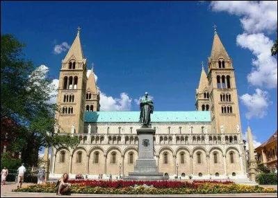 Il faut aller en Hongrie pour voir cette cathédrale reconstruite au XIXe siècle sur l'ancienne église romane et reconnaissable à ses quatre tours :