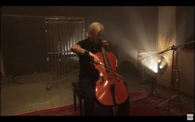 Dans quel clip voit-on Chris Harms comme ceci ?