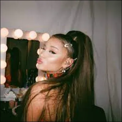 Se maquille-t-elle toute seule ?