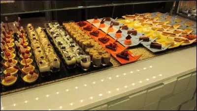 Ensuite, apr&egrave;s avoir mang&eacute; ton petit d&eacute;jeuner, tu te dis que tu vas commencer &agrave; pr&eacute;parer le buffet. Attention, pas le g&acirc;teau, le g&acirc;teau tu le fais avec ta meilleure amie ! Que fais-tu ?