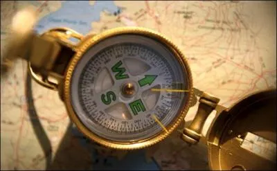 Une boussole indique :