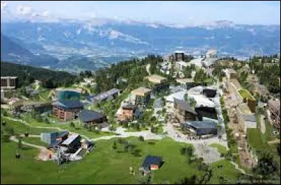 Station de sports d'hiver d'Auvergne-Rhône-Alpes, dans le sud du massif de Belledonne, Chamrousse se situe dans le département ...