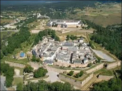 Je vous propose de partir à la découverte de Mont-Louis et de ses fortifications réalisées par Vauban. Village au cur des montagnes pyrénéennes, dans l'arrondissement de Prades, il se situe dans le département ...