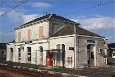 Un ami vous attend en Nouvelle-Aquitaine, devant la gare de Saint-Saviol. Commune de l'arrondissement de Montmorillon, elle se situe dans le département ...