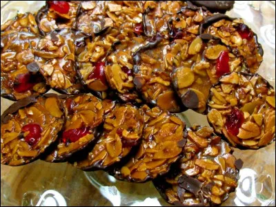 Gastronomie : comment s'appelle ce biscuit sec réalisé à base de miel, d'amandes, de chocolat et de fruits confits ?