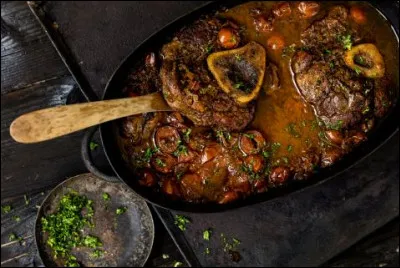 Quel est le nom de ce plat traditionnel italien, très parfumé, constitué d'un ragoût de jarret de veau, braisé au vin blanc sec et agrémenté de légumes ?