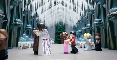 Dans le tome 4 : Hermione va danser avec..., Harry avec..., Ron avec..., Fleur Delacour avec..., Cedric Diggory avec...