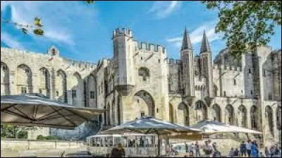 Voici le Palais des papes. Où sommes-nous ?